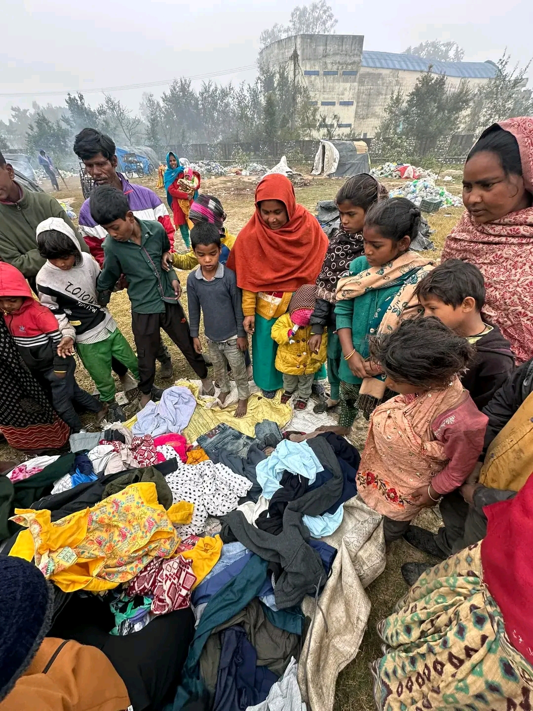 बिपन्नहरुलाइ महेन्द्रनगरका युवाहरु द्वारा कपडा बितरण